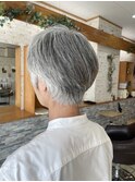 グレイヘアが映えるショートヘア
