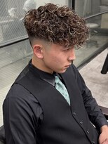 イーラ(era) スペインカール茶髪メッシュフェード刈り上げ