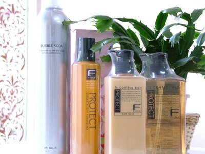 髪の内部にまで潤いが補給されるShampoo&Treatmentを使用