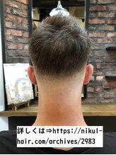 ニクル(nikul) トップが２００２年ベッカム風の外国人スキンフェードカット