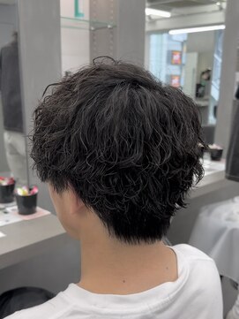 オーバルバイアピッシュ(OVARL by apish) 後ろ姿もかっこいい縦落ちパーマ