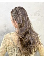 筋感のある細めハイライト外国人風オフィスで浮かないハイライト