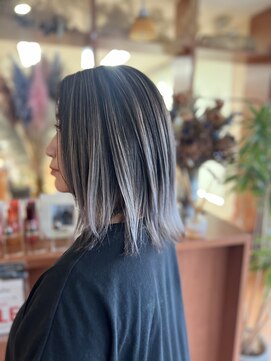 スタジオフィット(STUDIO FITTO) ★バレイヤージュ(エアタッチ)・シルバーグレーヘア★