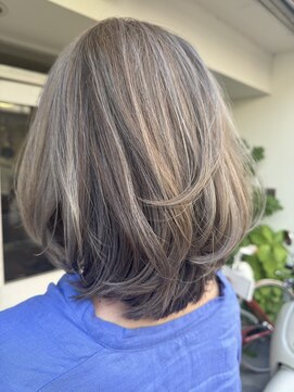 アウリンコ(aurinco) ハイライトでのグレイぼかしカラー