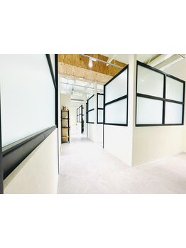 《待望の完全個室内完結型サロン》少人数個室サロンの落ちついた空間