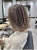 レイヤーボブ_ミルクティーベージュ_白髪ぼかしハイライト