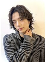 リタ(Lita)&nbsp;波巻きパーマ風センターパートウルフメンズメイク