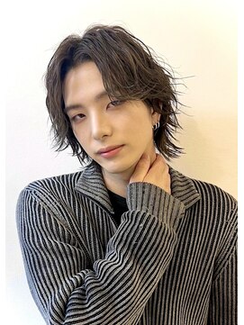 リタ(Lita) 波巻きパーマ風センターパートウルフメンズメイク