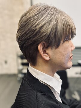 センターパートスタイル×グレージュカラー