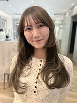 アトロ(Atoro)&nbsp;ロングを活かしたふんわりレイヤーカット×オリーブベージュ