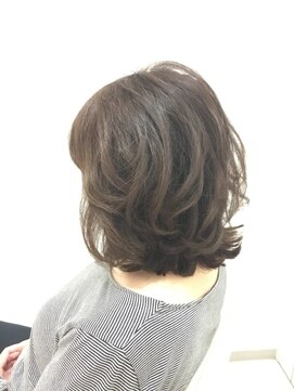 大人かわいい外ハネふんわりミディ L018971384 セシル Cecile のヘア