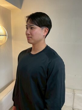 タヴィ(Tavi) メンズカットの刈り上げセンターパートヘア/メンズ/メンズカット