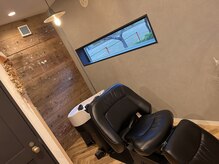 壁に囲まれた半個室空間。落ち着いて過ごせます