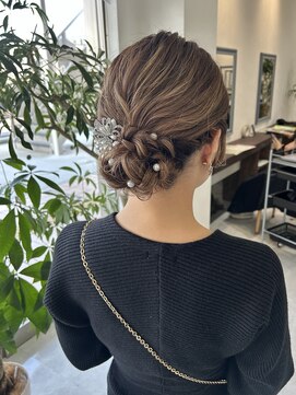 お出かけやお呼ばれに◎やわらかシニヨンアレンジ