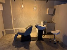 hair brand RELOOP【ヘアブランドリループ】の雰囲気(落ち着いた照明のシャンプーブース。ヘッドスパおすすめ◎)