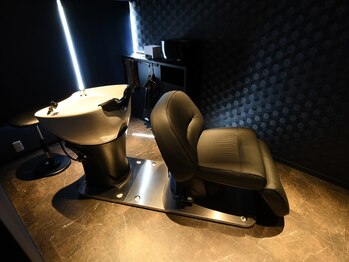 ネイビー(Navy)の写真/高濃度炭酸泉スパが大人気！普段のシャンプーでは落としきれない頭皮の汚れを落として、頭皮環境を改善＊