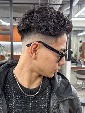 ニコ トウキョウ ロジック(nico TOKYO Logic) 極道パーマホワイトメッシュフェード短髪メンズ髪型