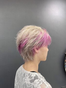 ホワイト 梅田(white) ブロックカラー×ピンクカラー