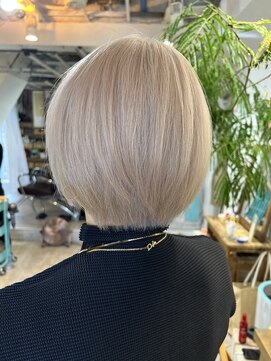 ロア インターナショナル 新宿店(LoA International) 【LoA】ハイトーンホワイトベージュ/ミニボブショート