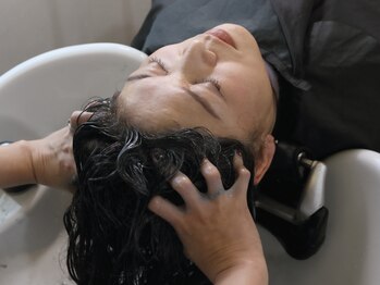 アロア ヘアーデザイン(aLa Hair Design)の写真/エイジングケアにオススメ◎日々の疲れの癒しにご褒美スパ。頭皮環境を整え、健やかな髪に。