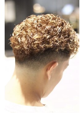 キングスマントーキョー 三鷹店(KINGSMAN TOKYO) アップバング / ツーブロック / スキンフェード[三鷹/バーバー]