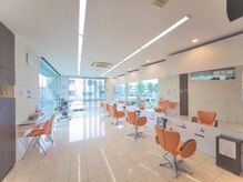 ヘッドスパ＆髪質改善　g-roup【グルーヴ】の雰囲気（光差し込む広々空間。周りを気にせずリラックスできる店内。）
