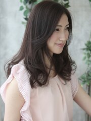 ニュアンシーなゆる髪で今旬のこなれ感を。大人美人巻き