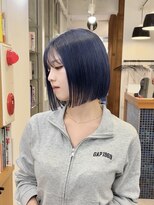 リンダ(LYNDA)&nbsp;ブルーブラック×切りっぱなしボブ｜ブリーチカラー