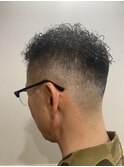 ワイルドオシャレメンズヘアスパイラルパーマハイスキンフェード