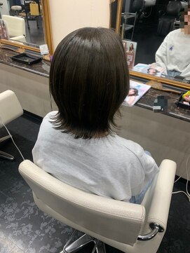 アイズ 渋沢(AIZU) 赤み消しオリーブカラー 外はねボブ