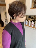 クマ(kuma.)&nbsp;耳掛けピアスも際立つショート