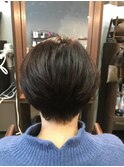 後頭部にウェイトをだしたショートボブ