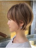 小顔ヘア　丸みショート　白髪ぼかしハイライト　アッシュカラー