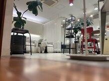 ヘアーネイルコレクション アオヤ(h/n collection AWOYA)の雰囲気（アトリエの様な空間にこだわってデザインされたスペース）