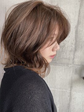 プラスイズム(PLUSISM) ◎くびれミディアム アッシュベージュ