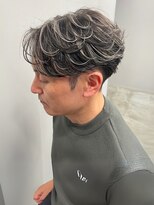 セプト 博多(SEPT.)&nbsp;センターパート ハイライトカラー ツーブロック メンズカット