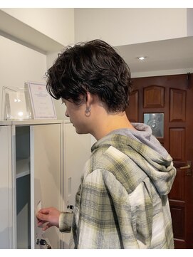 大人プードルパーマとセンターパート