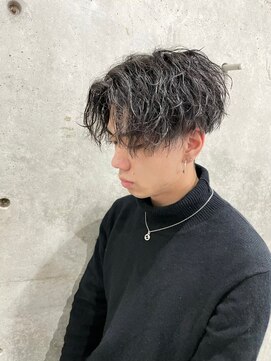 イーラ(era) ツイストスパイラルパーマセンターパートハイライトメッシュ