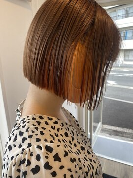ホワイト(WHITE HAIR@NICOLA) ぱつっとボブ×オレンジイエローのインナーカラー