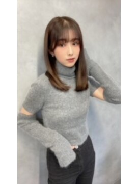 アイユー(ii+U) ミディアムレイヤー　顔周りカット　オリーブベージュ　韓国