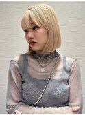 ぱつっとボブ切りっぱなしボブブリーチハニーブロンド