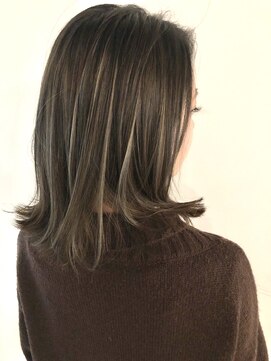 パーク(PARK) ハイコントラストハイライト外ハネミディ