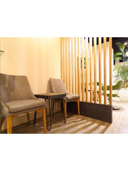 女性スタイリストのみ在籍◇木の温もりを感じる落ち着いた店内で、年齢に合わせたヘアケアをご提案。