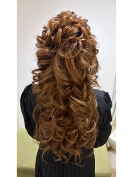 ファレ(Phalae) 華やかハーフアップ