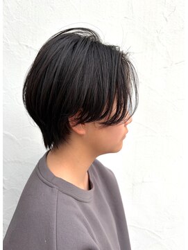 ヴァロ(Valo) ナチュラルストレートなメンズライクショート/大人ショート
