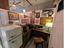 フジヘアワークス(FUJI HAIR WORKS)の雰囲気（ヴィンテージ雑貨に囲まれたオーナーお気に入りの待合スペース）