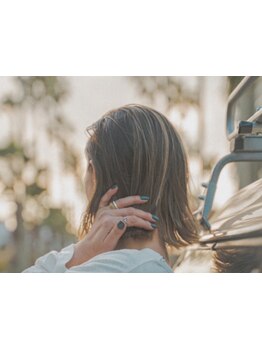 お洒落しながら白髪を楽しむ、生かせる時代へ。脱白髪染めハイライト♪透明感のある髪色で柔らかい印象に。