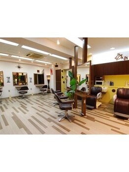 大人女性から圧倒的支持を集める、高いカット技術×デザイン力。あなたの魅力を引き出すスタイルを提案★