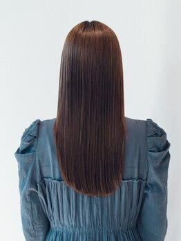 「髪質改善×グレイカラーで叶える、輝く白髪カバー」