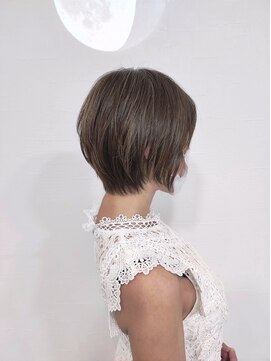 コヨミ(koyomi) ハイライト際立つ束感ショート20代/30代/40代